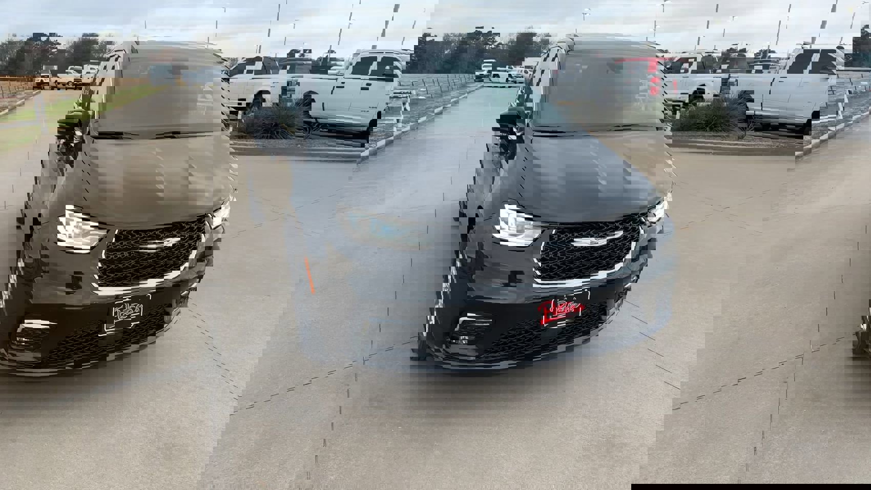 Used 2025 Chrysler Pacifica Select image 4