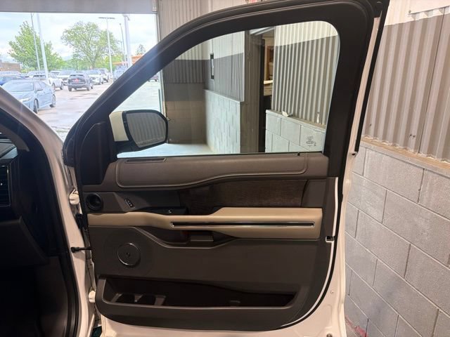 Used 2018 Ford Expedition Limited w/ Equipment Group 301A AWD/4WD image 18