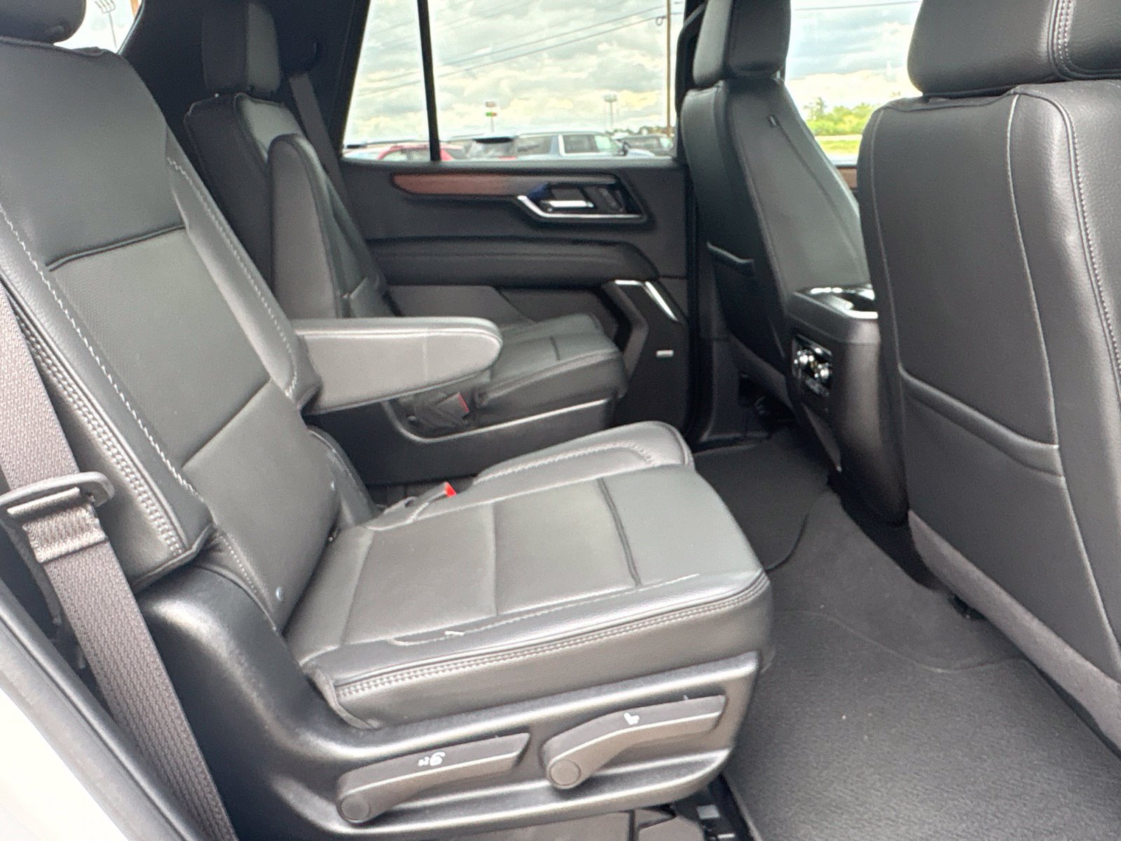 Used 2025 GMC Yukon Denali w/ Sun & Power Step Package AWD/4WD image 25