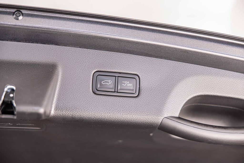 Used 2025 Kia Carnival EX image 17