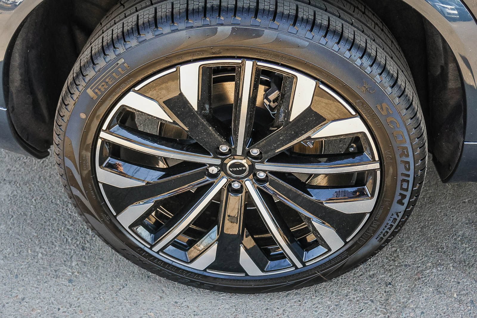 New 2026 Volvo XC90 T8 Plus w/ Protection Package Premier AWD/4WD image 13