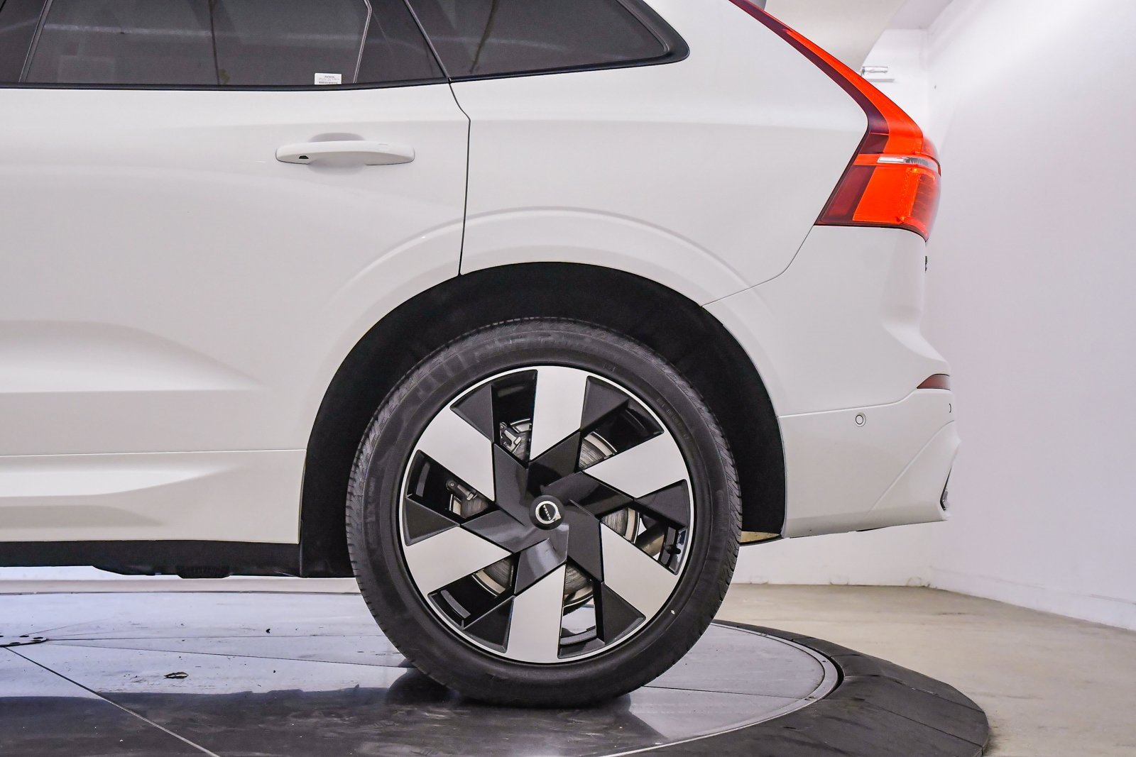 Certified 2025 Volvo XC60 T8 Plus w/ Protection Package Premier image 10