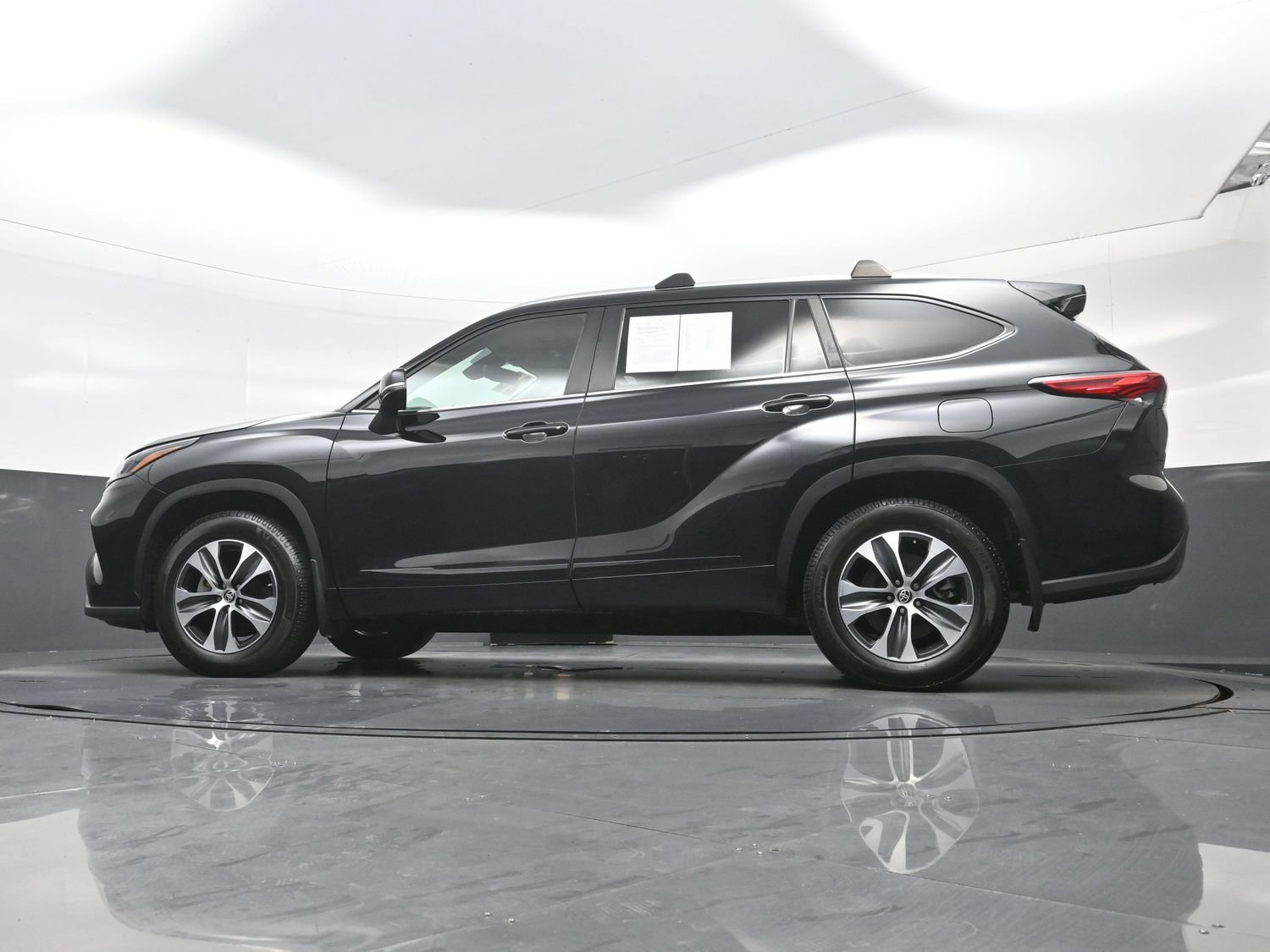 Used 2023 Toyota Highlander XLE AWD/4WD image 31