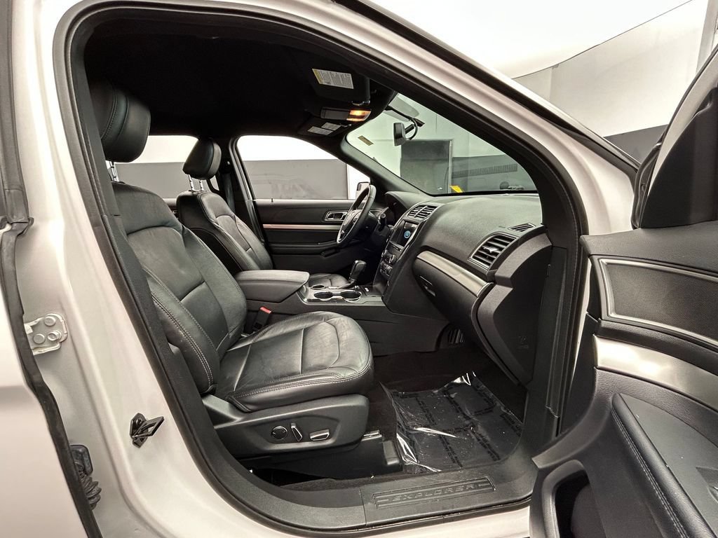 Used 2018 Ford Explorer XLT w/ Equipment Group 202A FWD image 45