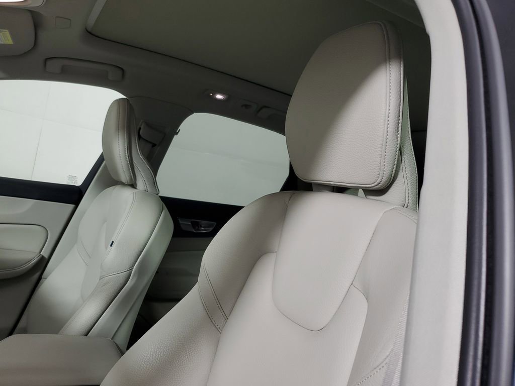 Used 2023 Volvo XC60 B5 Plus image 26