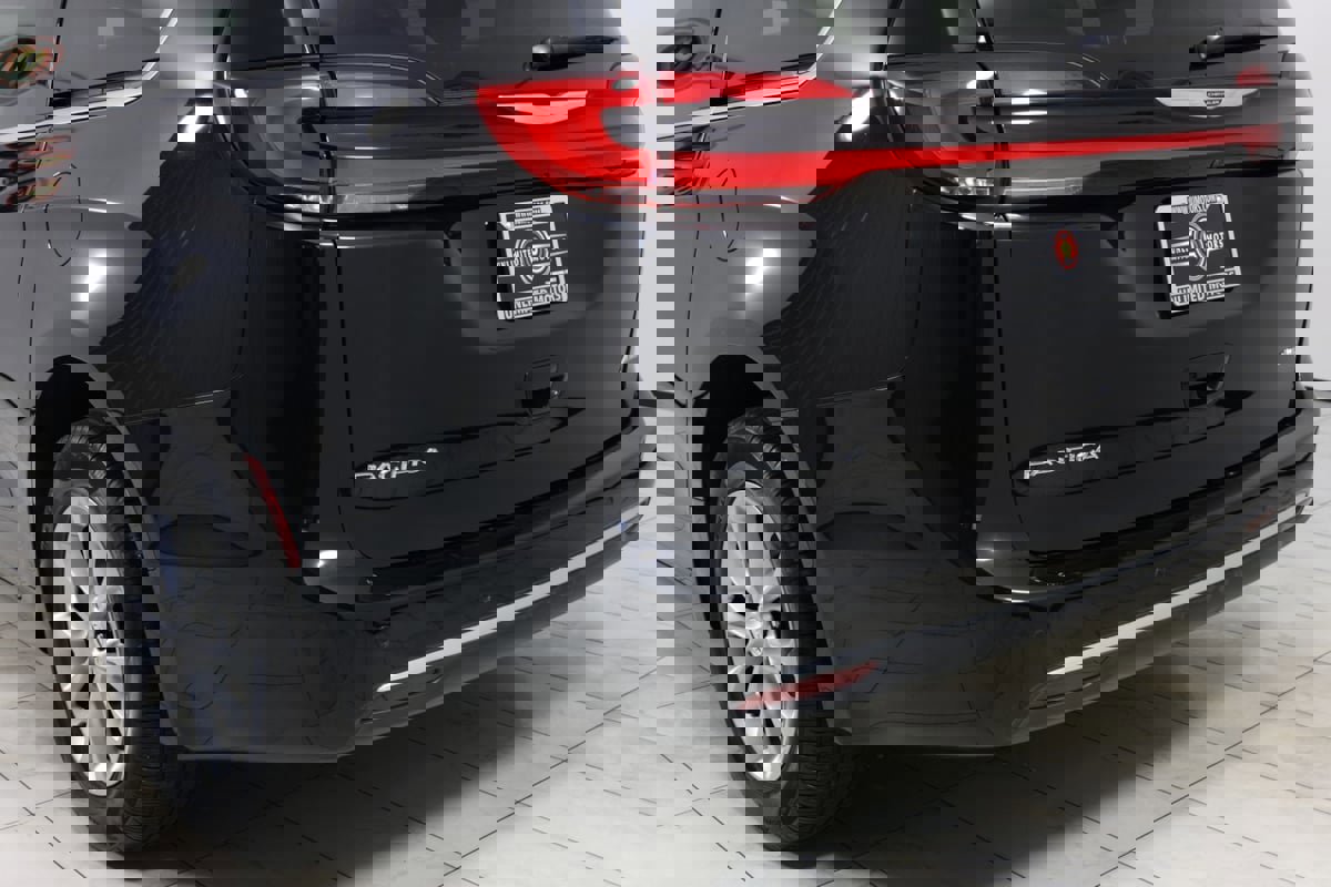 Used 2024 Chrysler Pacifica Touring-L image 48