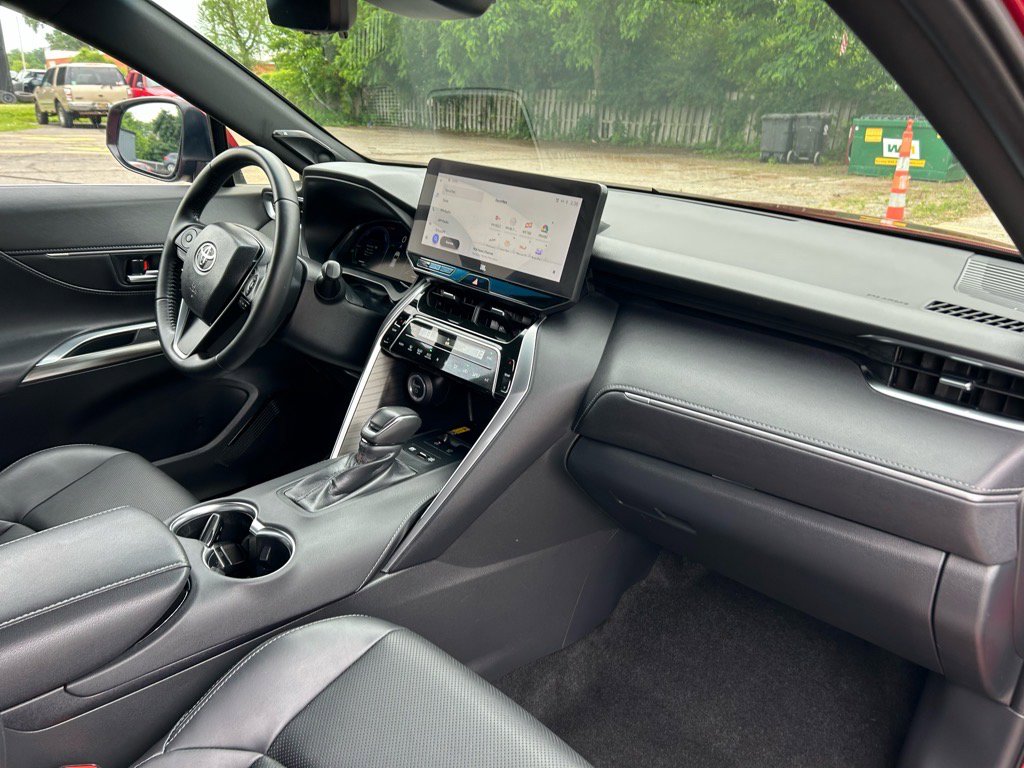Used 2023 Toyota Venza Limited image 9