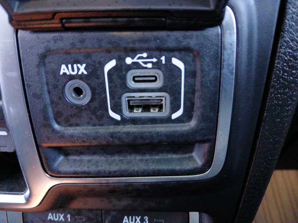 Used 2025 Jeep Gladiator Mojave AWD/4WD image 6