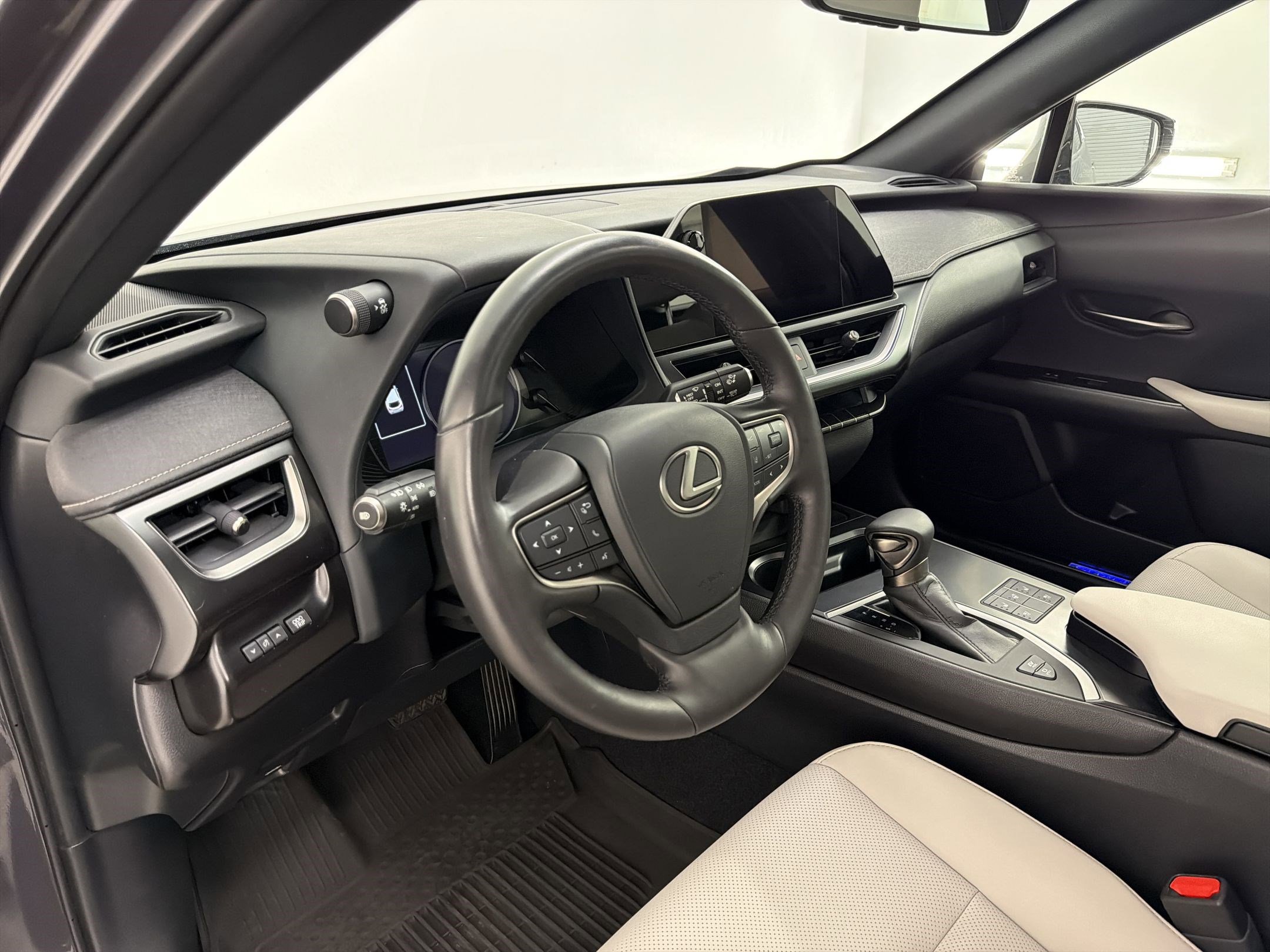 Certified 2023 Lexus UX 250h FWD w/ Accessory Package (Z2) image 4