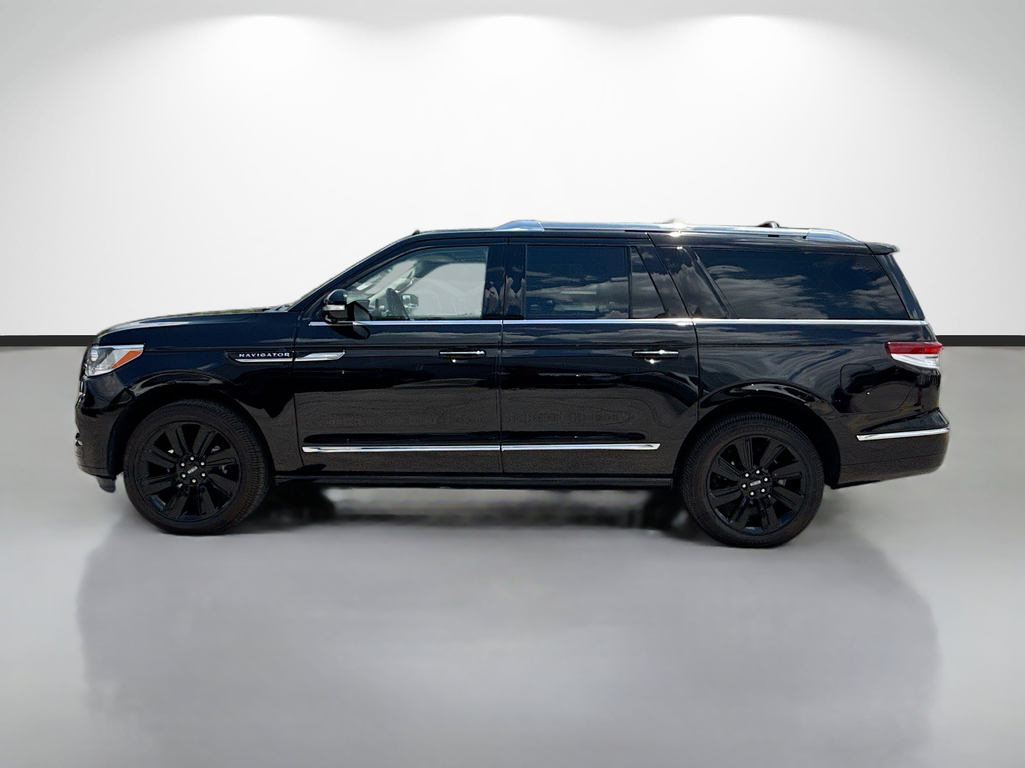 Used 2023 Lincoln Navigator L Reserve AWD/4WD image 6