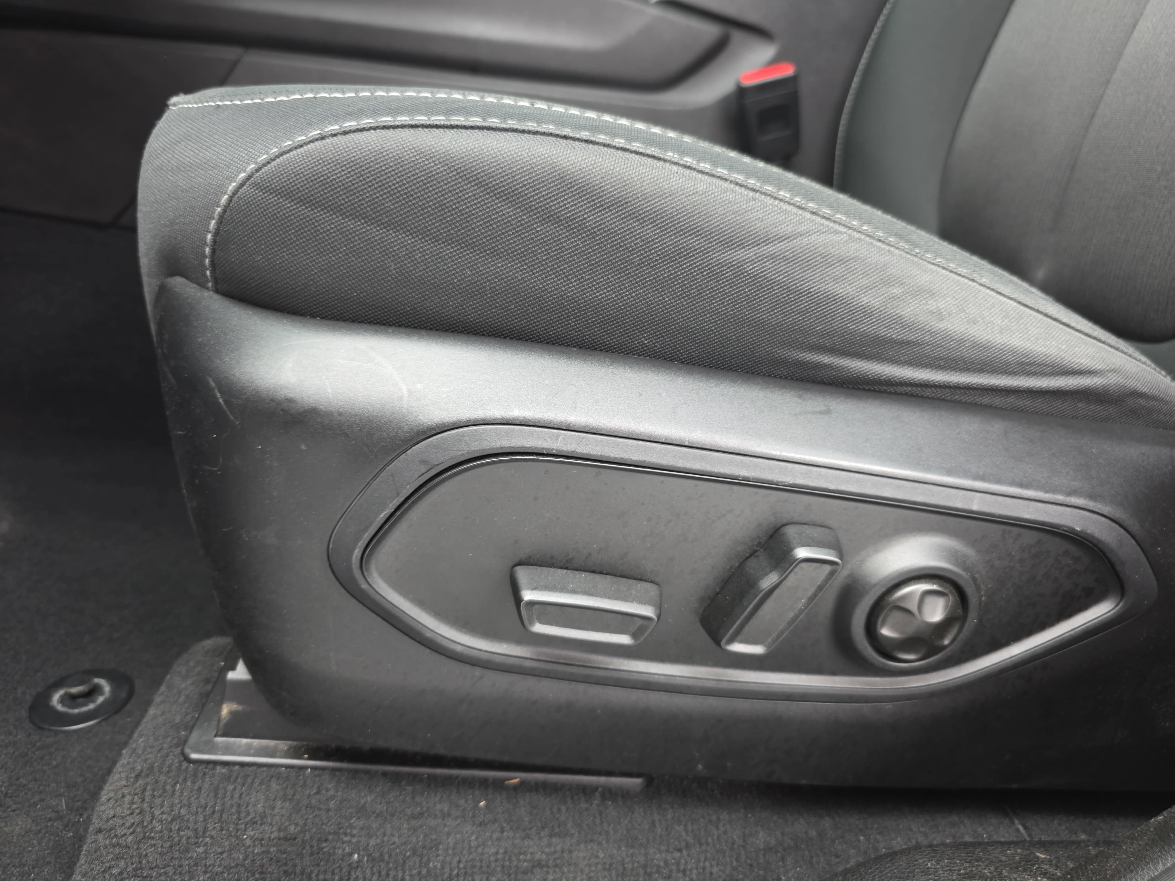 Used 2023 Jeep Grand Cherokee Laredo AWD/4WD image 26