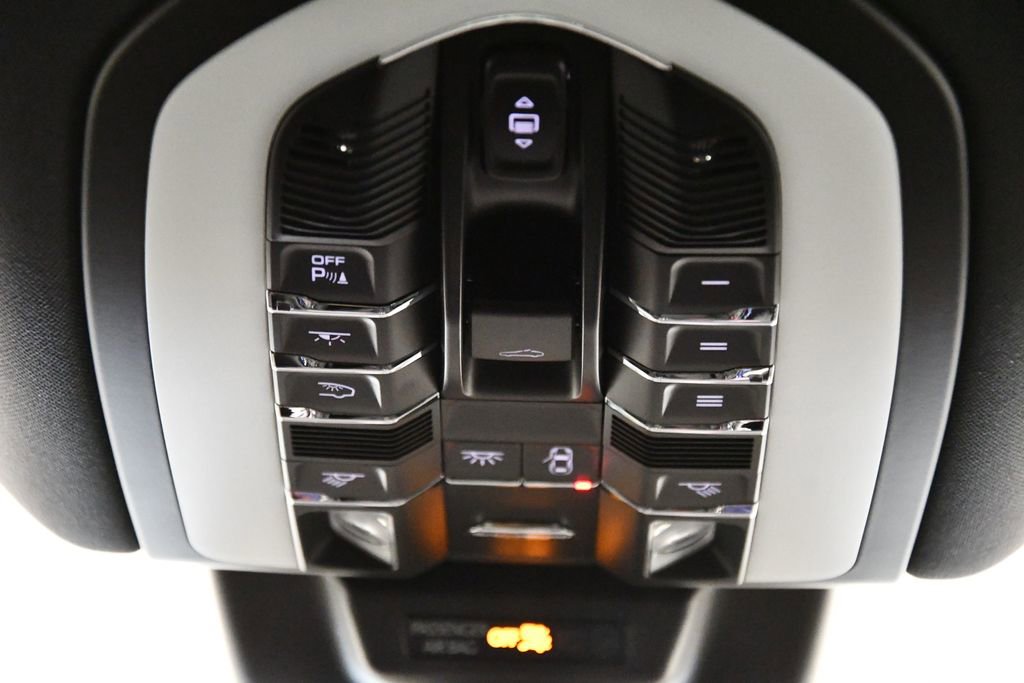 Certified 2025 Porsche Macan image 22