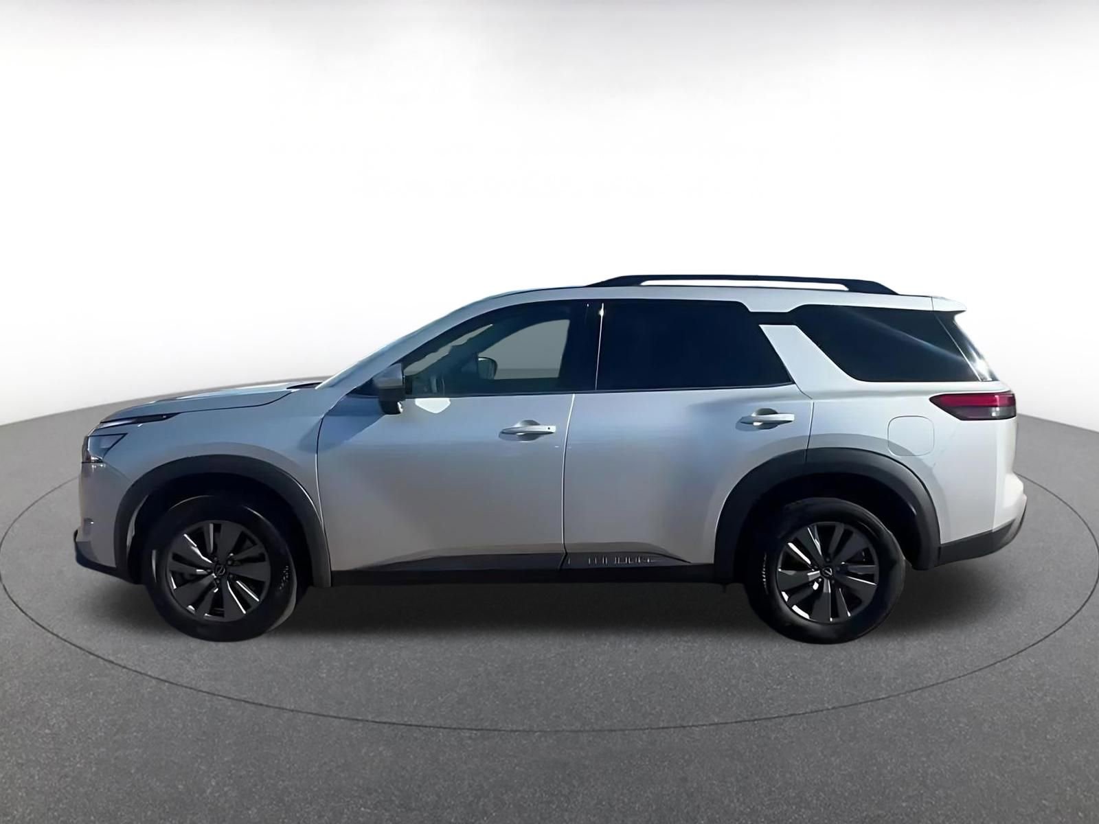 Used 2025 Nissan Pathfinder SV image 8