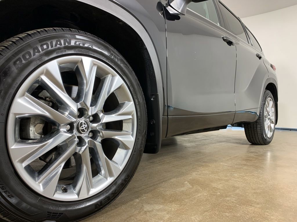 Used 2023 Toyota Highlander Limited image 2