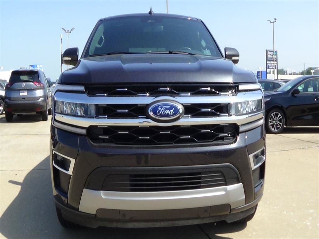 Used 2024 Ford Expedition Limited AWD/4WD image 3