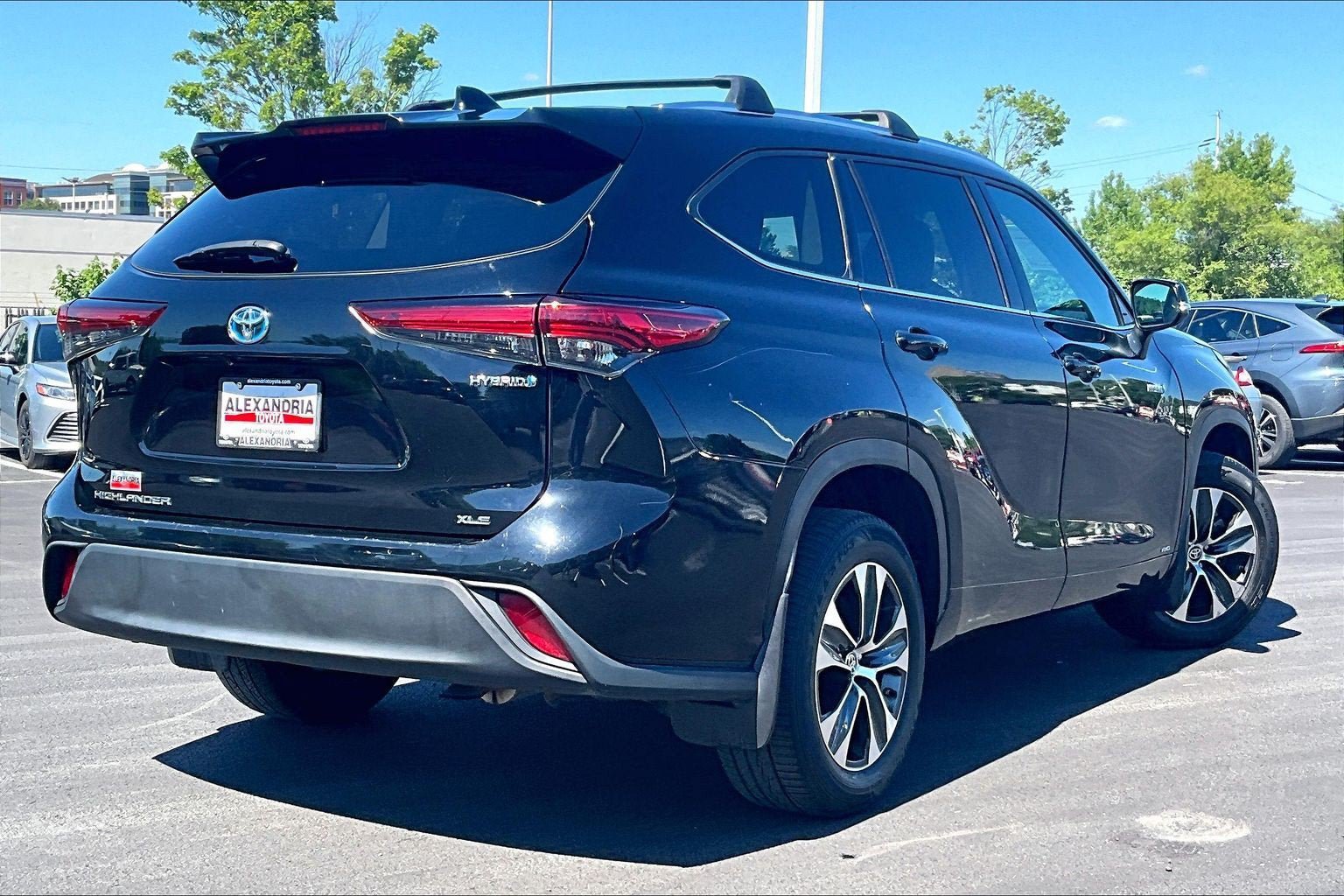 Used 2021 Toyota Highlander XLE AWD/4WD image 12