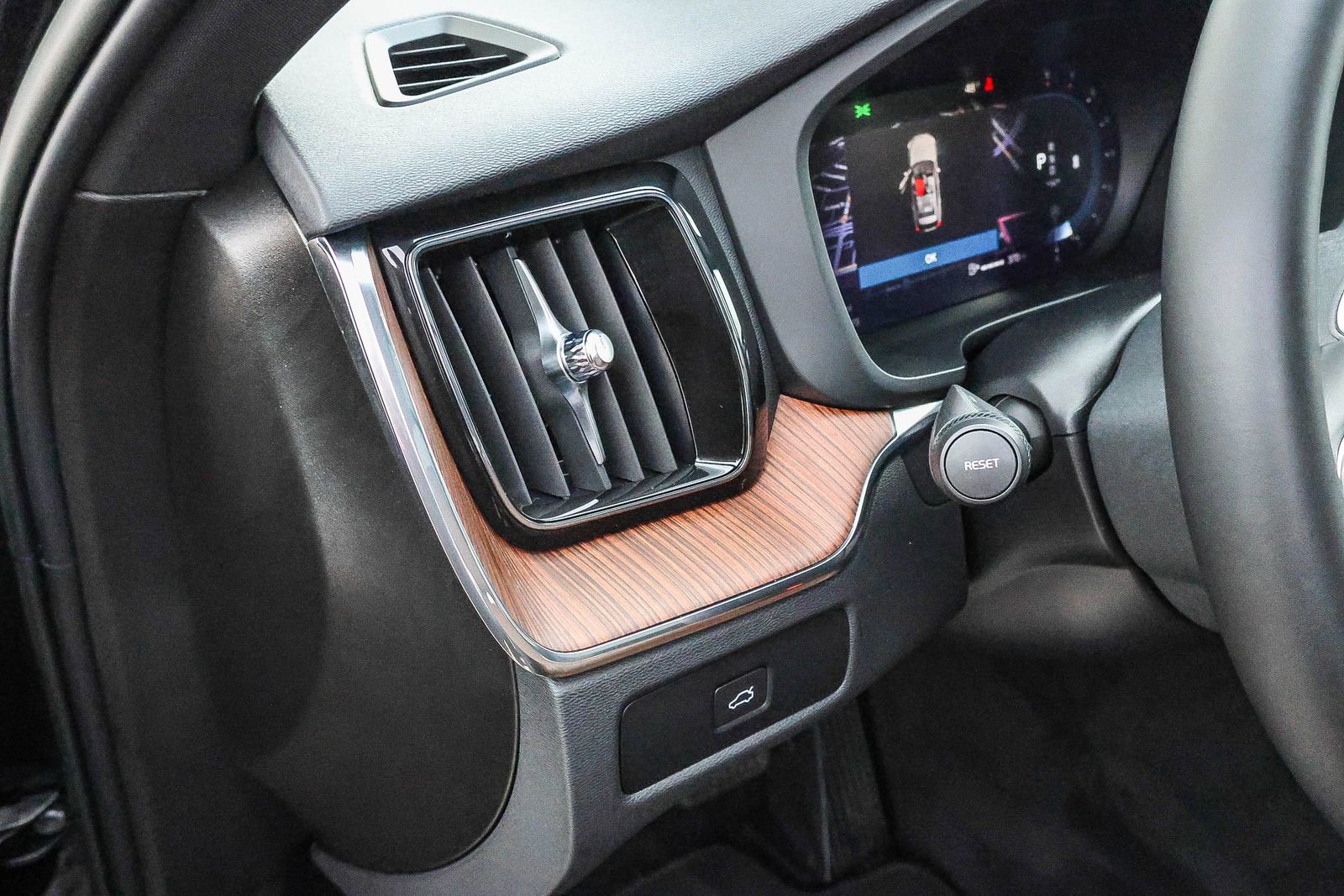 Used 2023 Volvo XC60 B5 Plus image 33