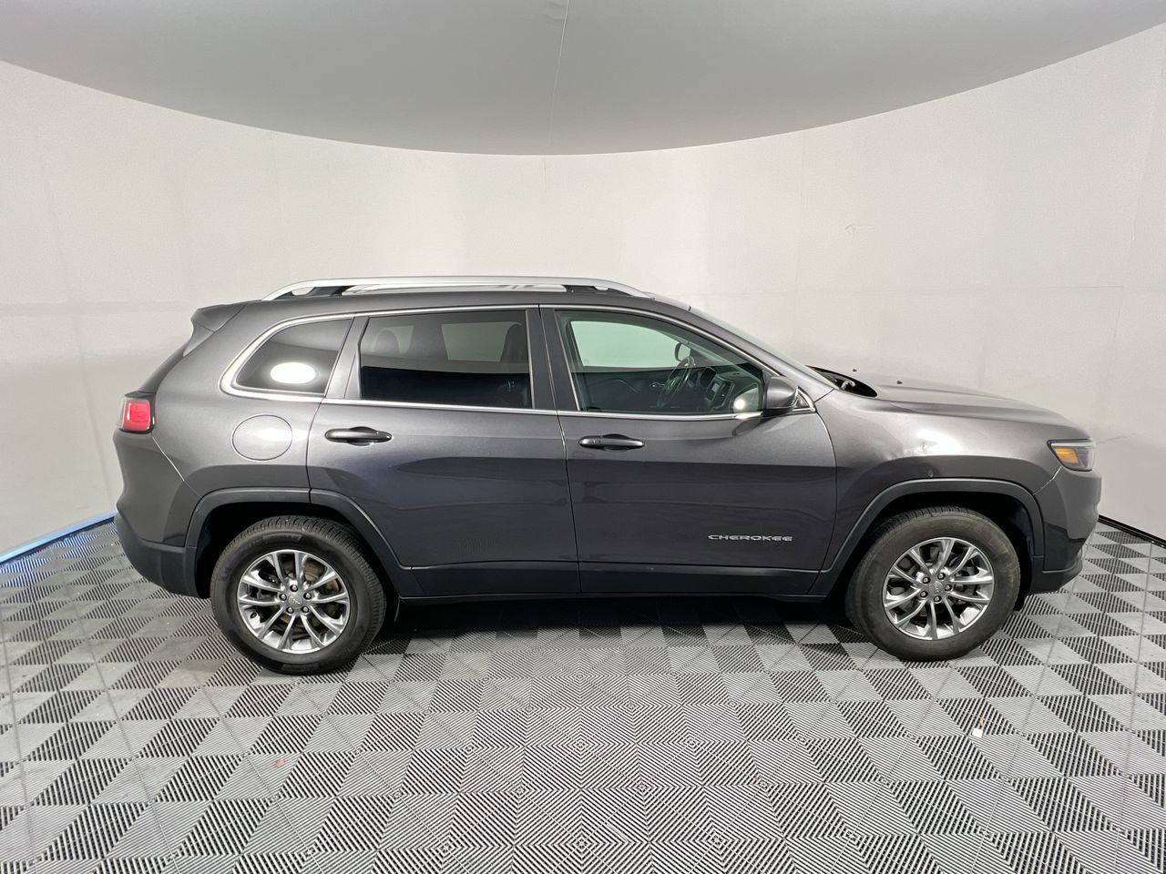 Used 2019 Jeep Cherokee Latitude Plus w/ Comfort/Convenience Group AWD/4WD image 2