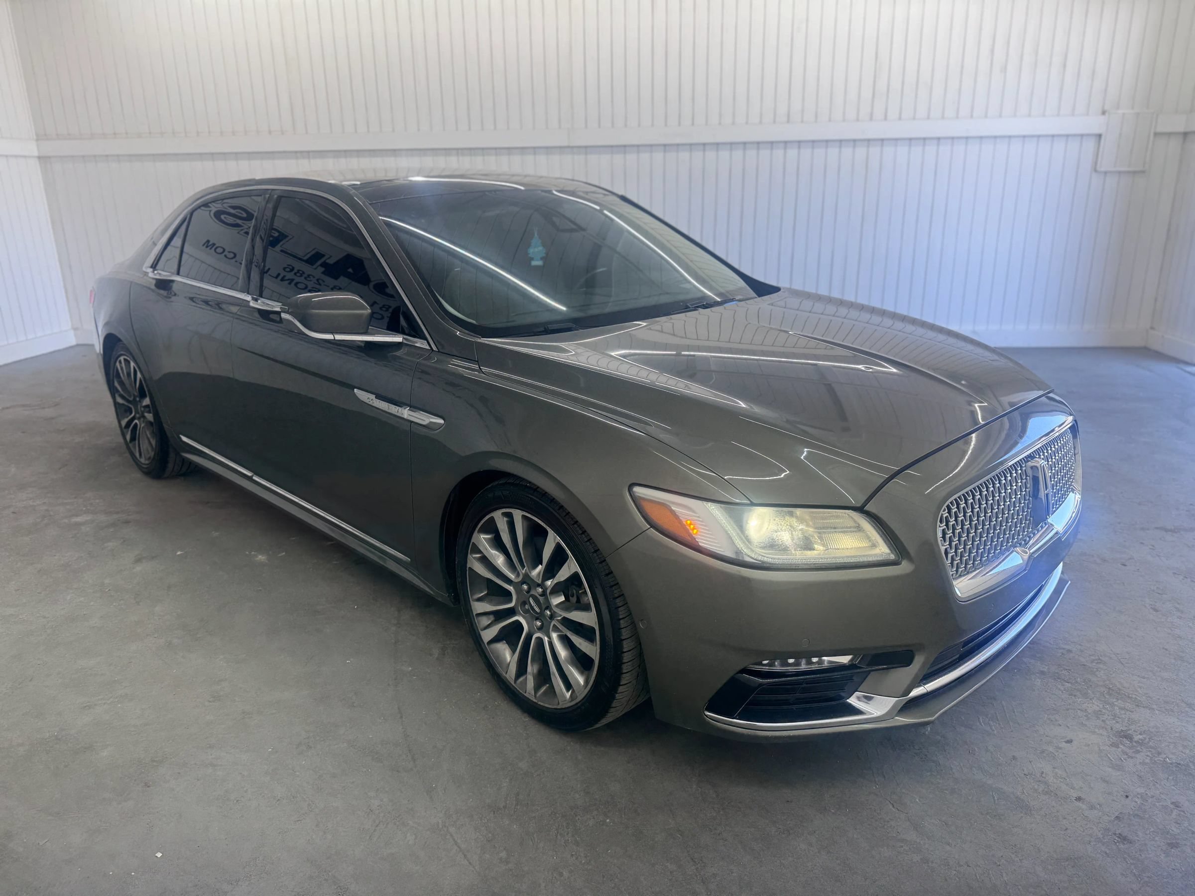 Used 2017 Lincoln Continental Select w/ Technology Package FWD image 3