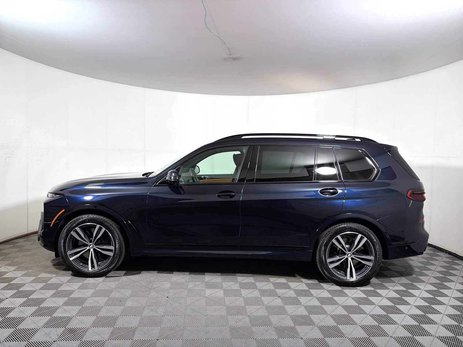 Used 2024 BMW X7 xDrive40i w/ M Sport Package AWD/4WD image 4