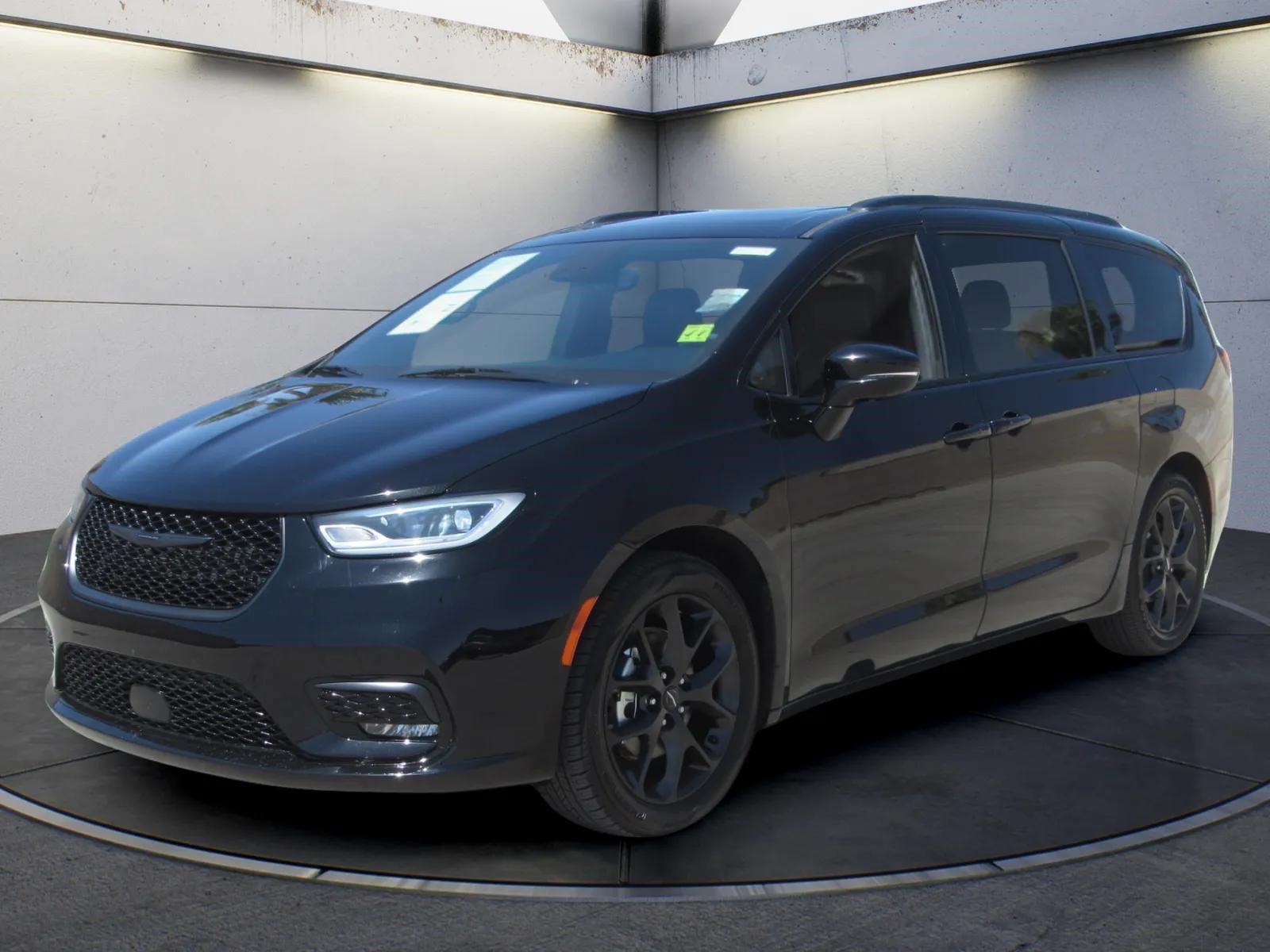 Used 2025 Chrysler Pacifica Limited FWD image 1
