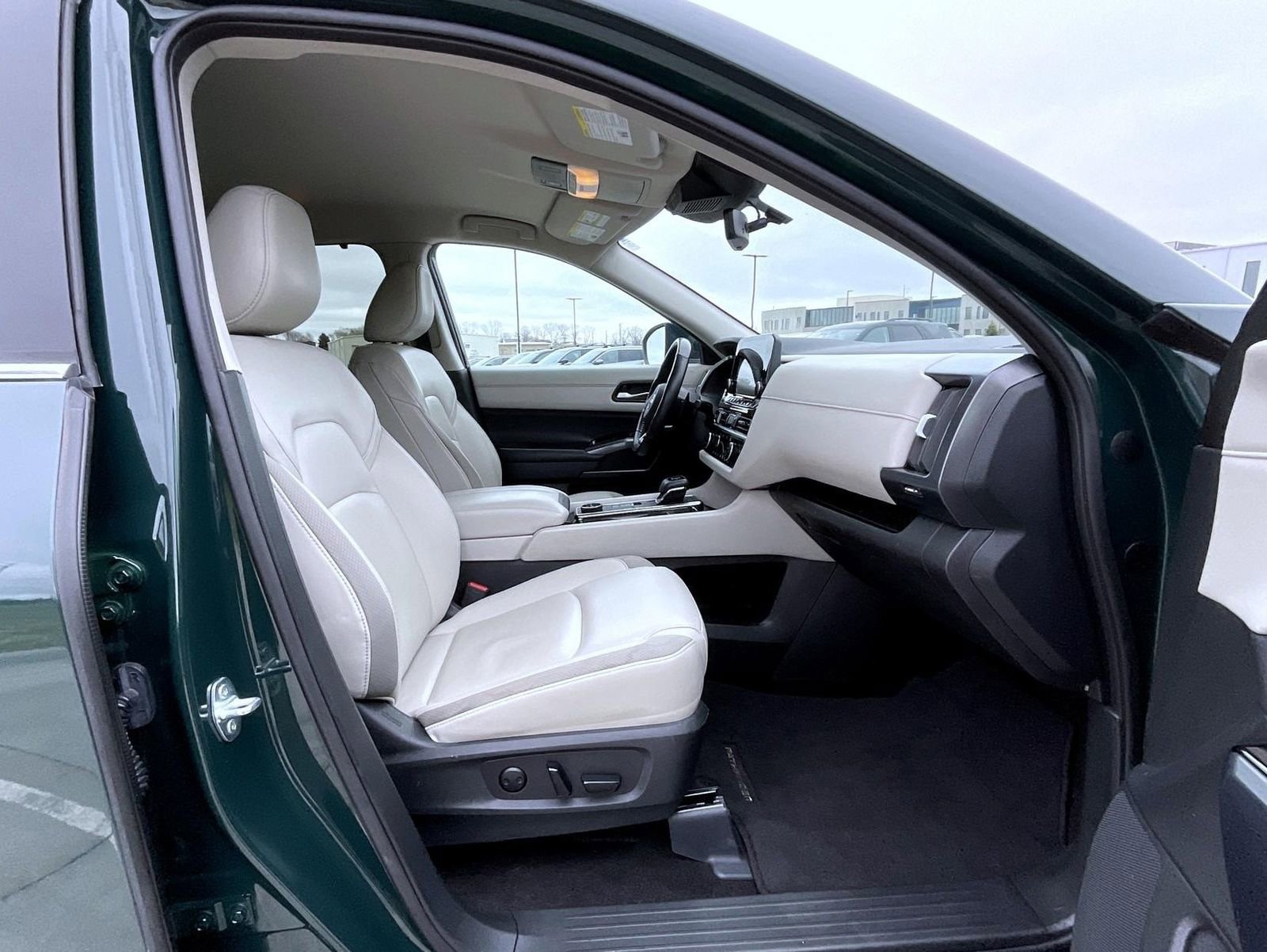 Used 2024 Nissan Pathfinder SL AWD/4WD image 16