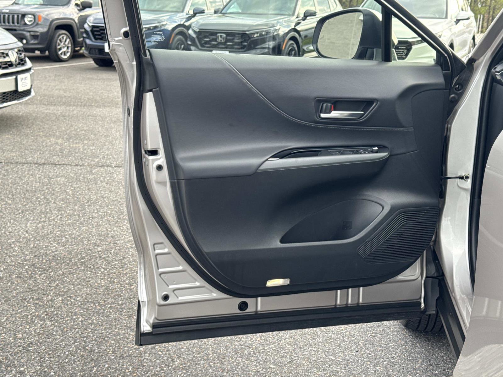 Used 2024 Toyota Venza LE image 18