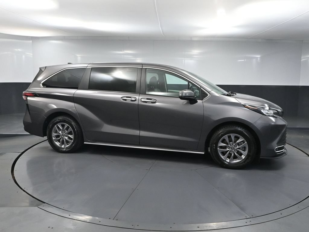 Used 2022 Toyota Sienna XLE AWD/4WD image 4