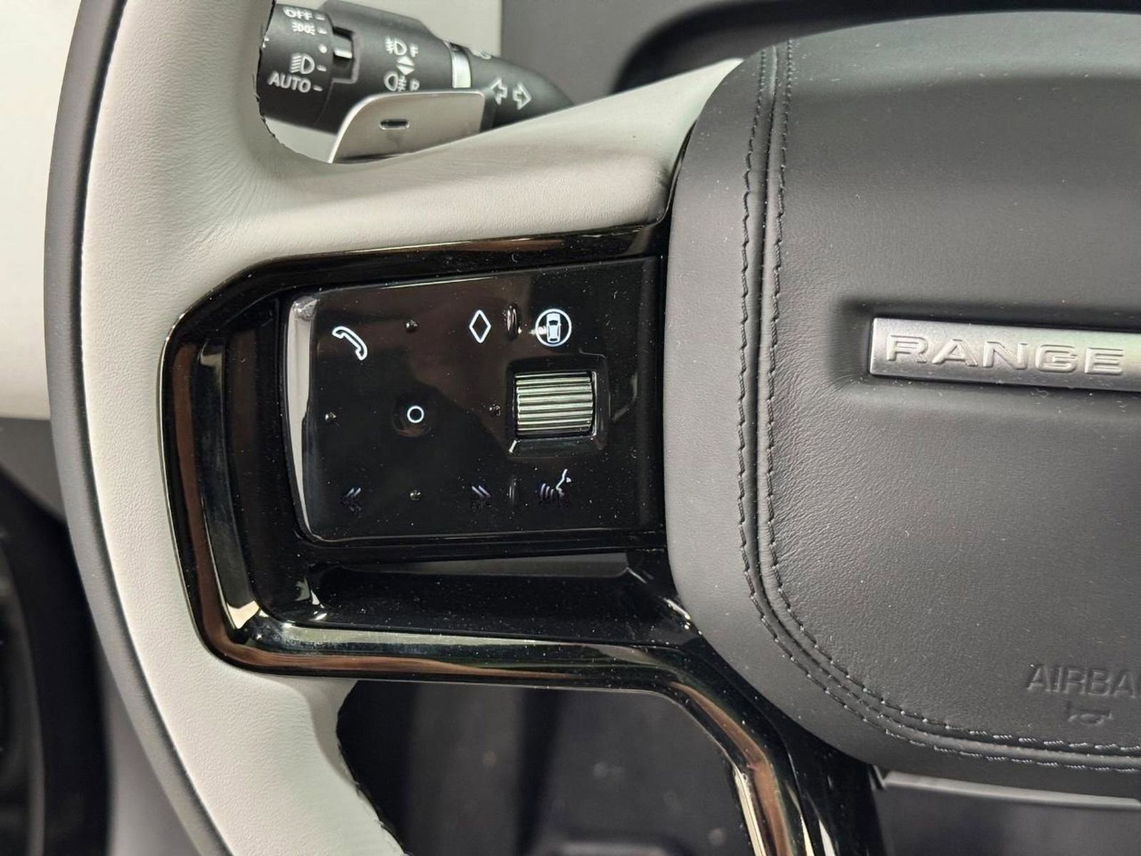 New 2026 Land Rover Range Rover Velar Dynamic SE image 26