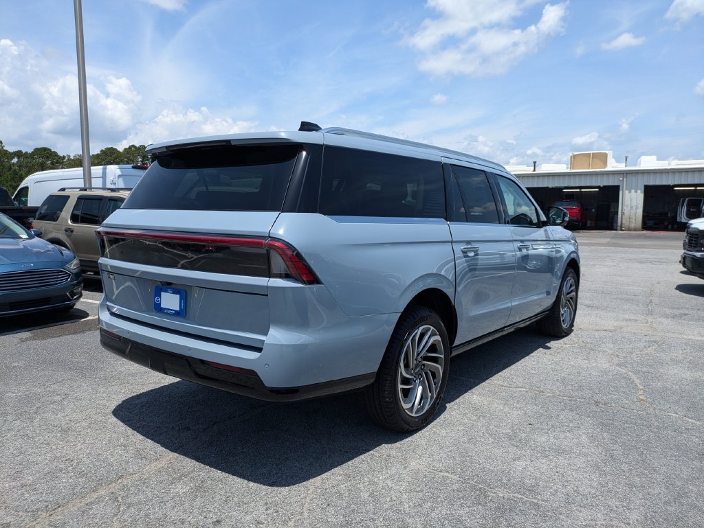 New 2027 Lincoln Navigator L Reserve AWD/4WD image 4