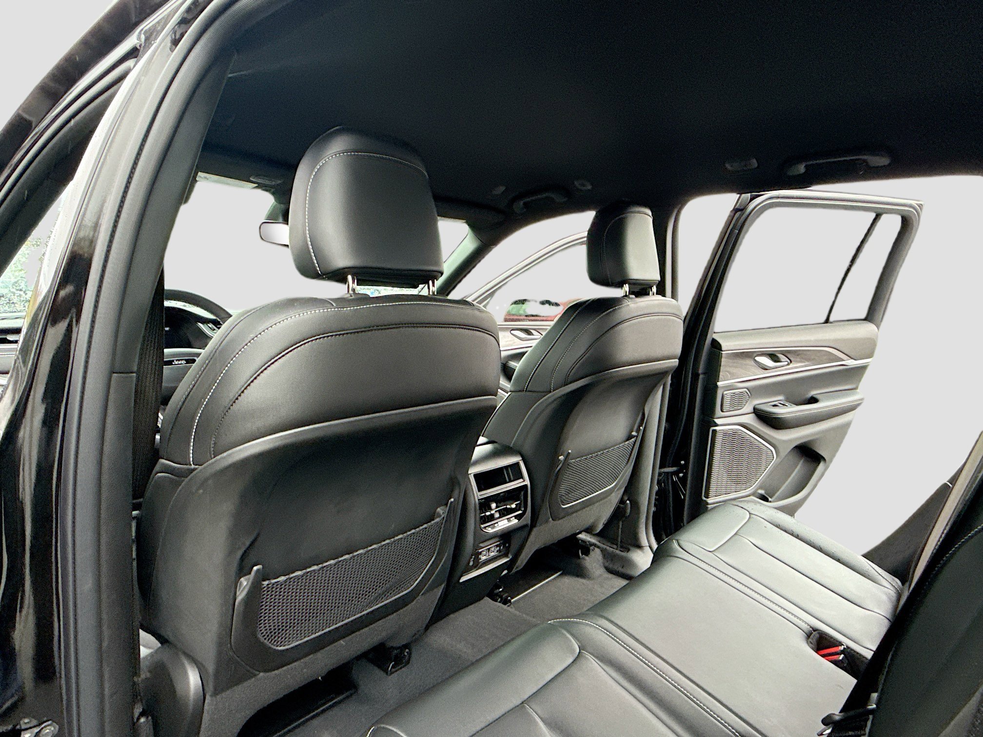 Used 2024 Jeep Grand Cherokee Limited w/ Black Appearance Package image 6