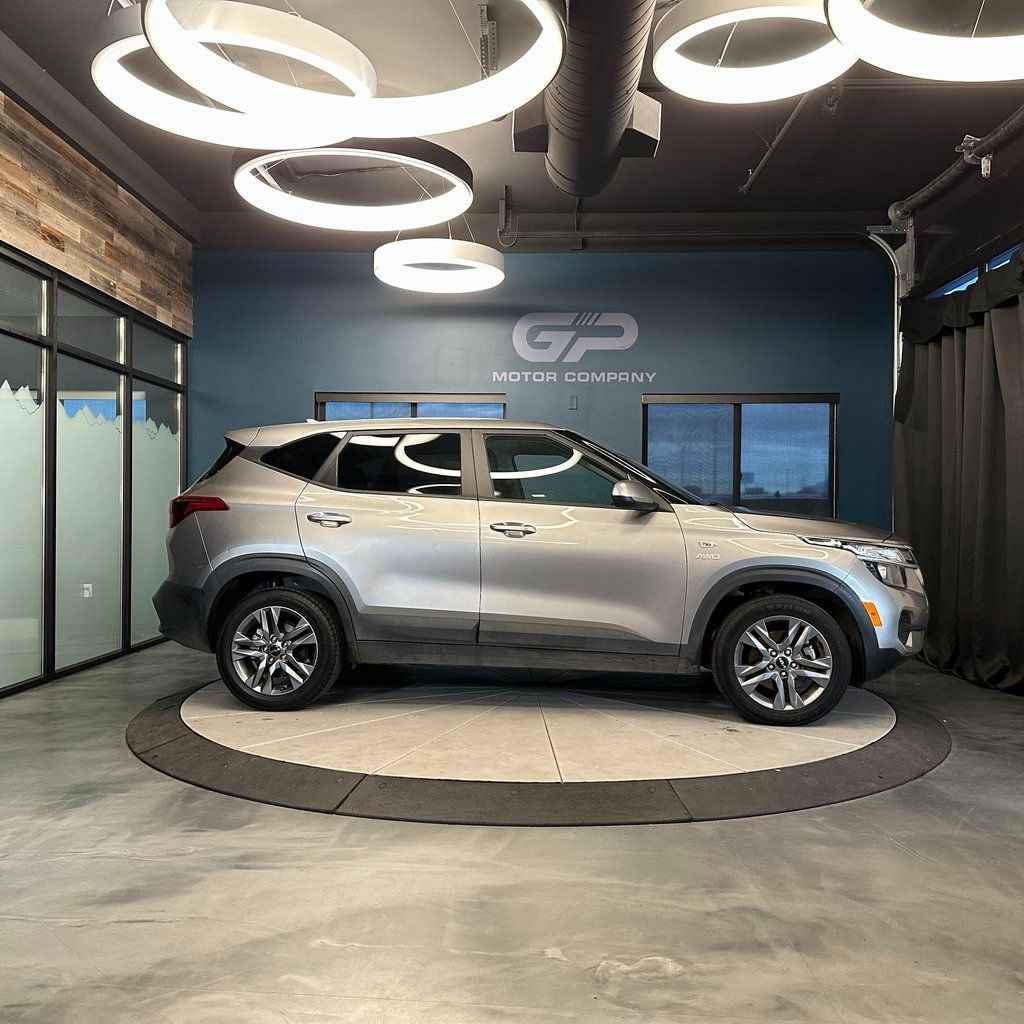 Used 2023 Kia Seltos LX AWD/4WD image 2