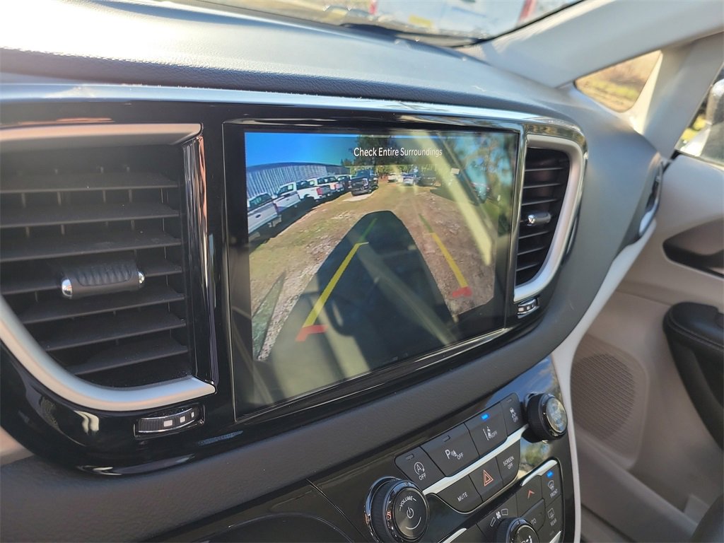 Used 2023 Chrysler Pacifica Touring-L image 22