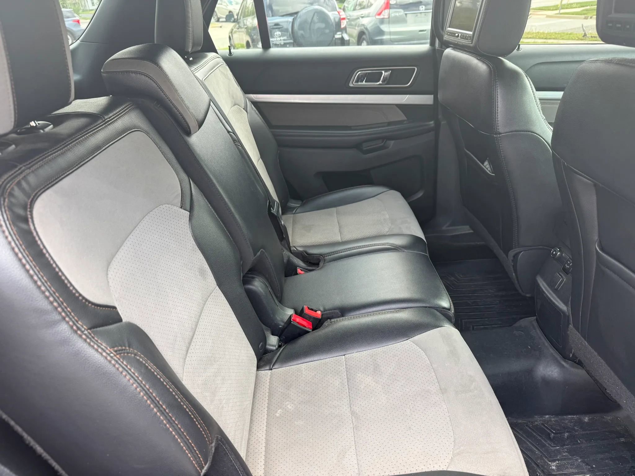 Used 2017 Ford Explorer XLT w/ XLT Technology Feature Bundle AWD/4WD image 15