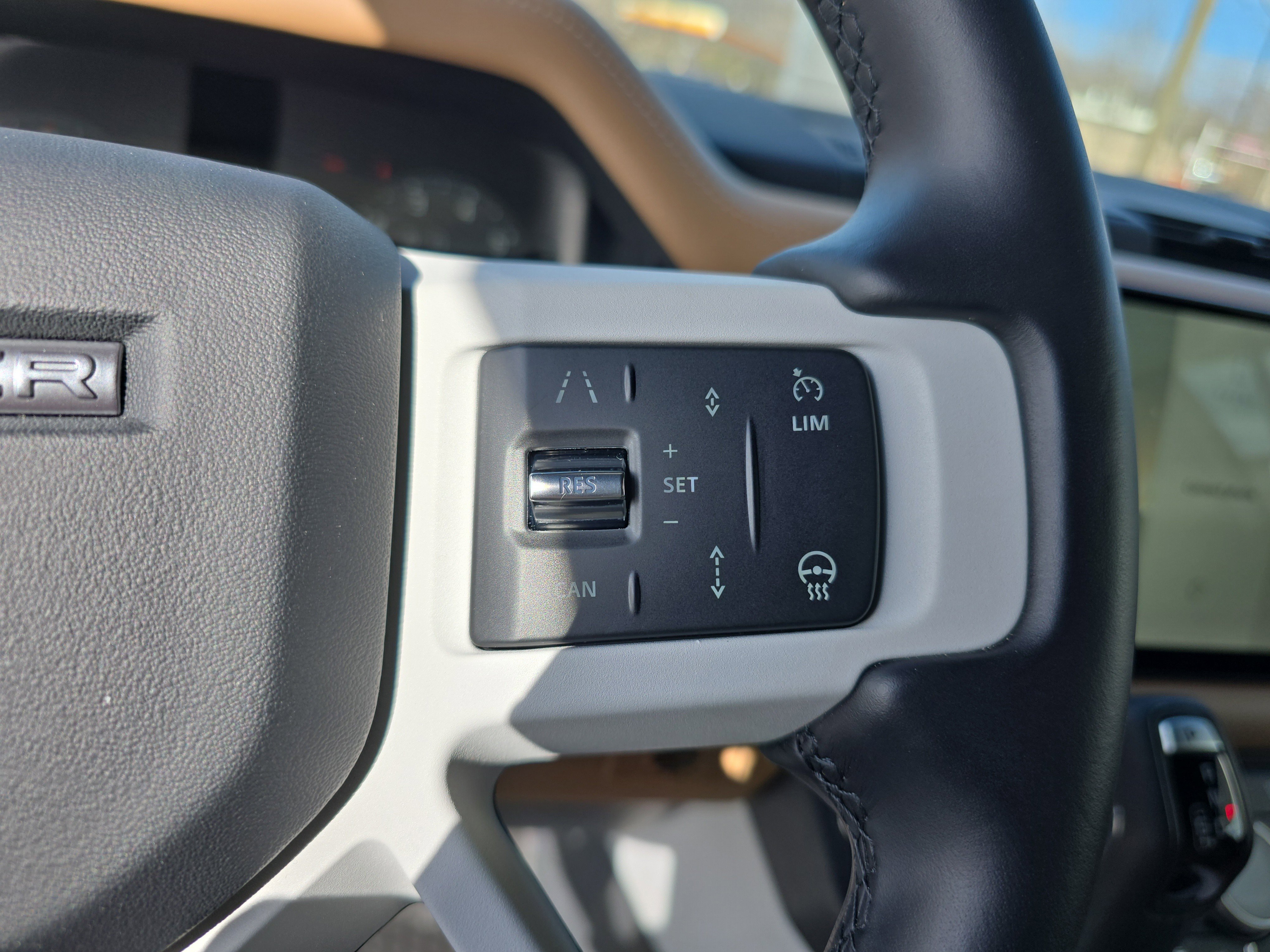 Used 2025 Land Rover Defender 110 X-Dynamic SE image 32