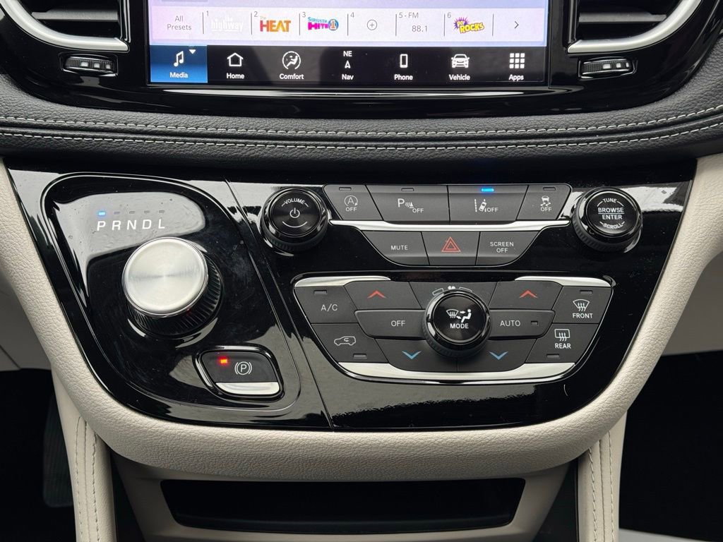 Used 2024 Chrysler Pacifica Limited image 43