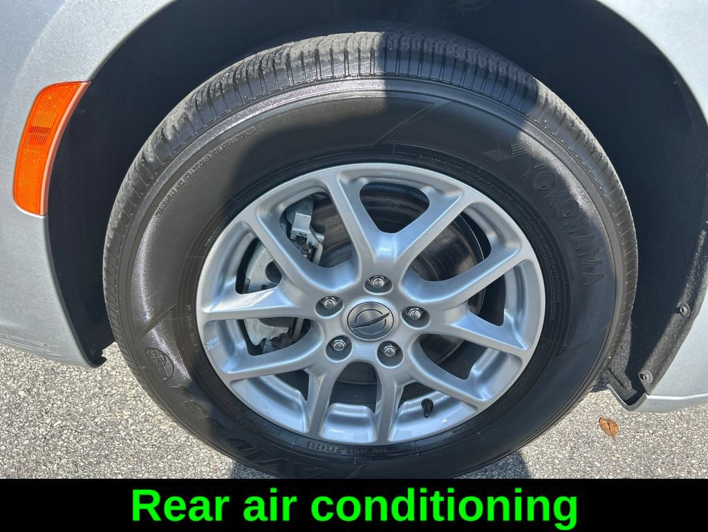 Used 2024 Chrysler Pacifica Touring-L FWD image 18