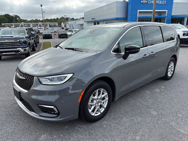Used 2025 Chrysler Pacifica Select FWD image 2
