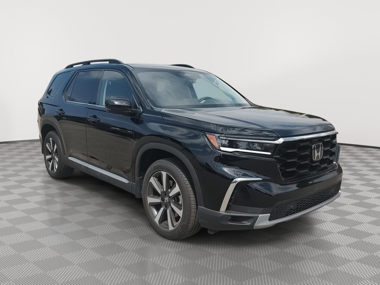 Used 2025 Honda Pilot Touring image 4