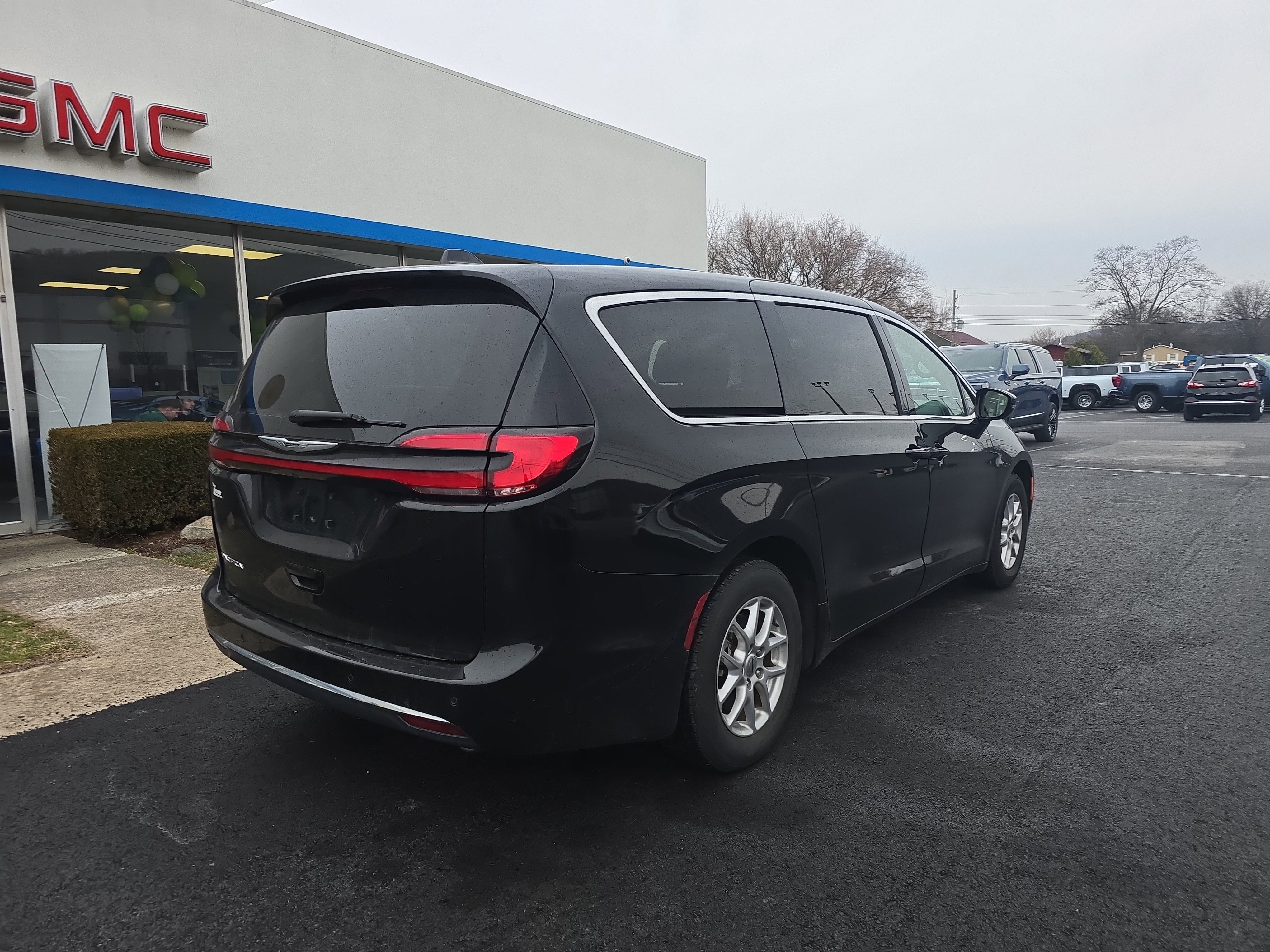 Used 2024 Chrysler Pacifica Touring-L image 3