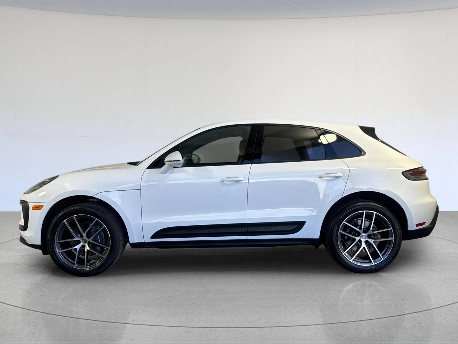 Certified 2026 Porsche Macan AWD/4WD image 2