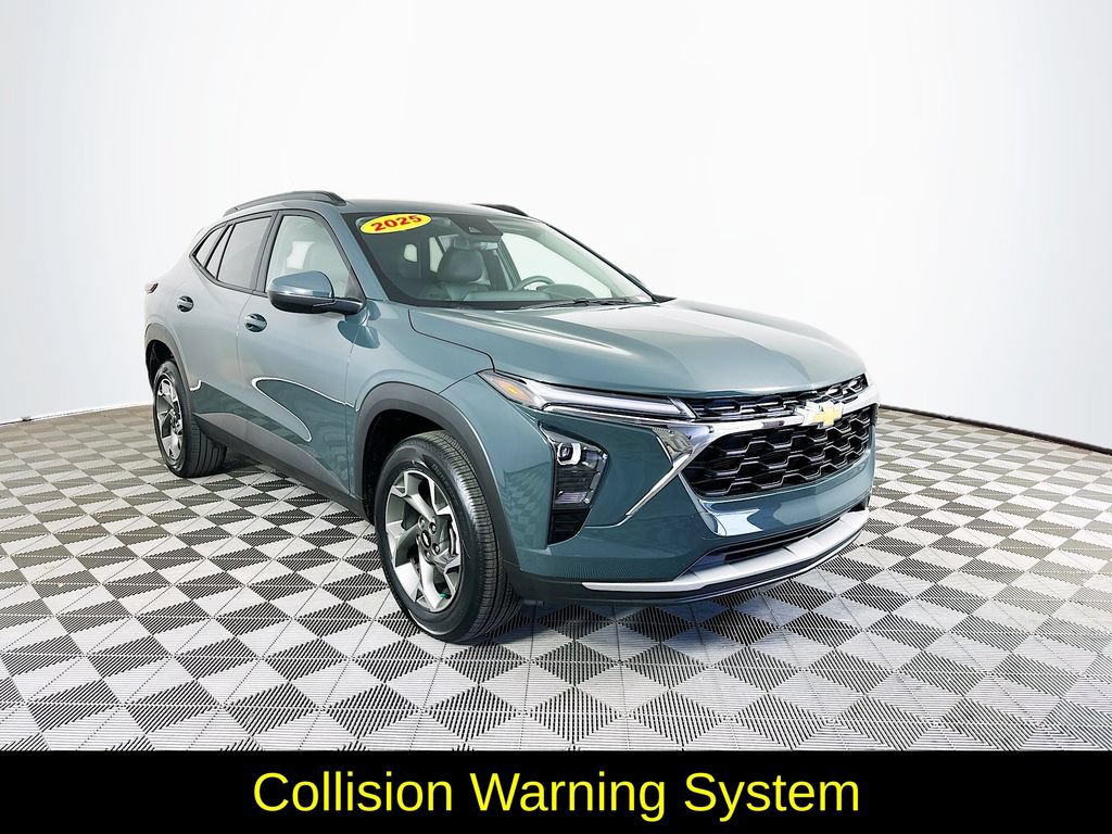 Used 2025 Chevrolet Trax LT FWD image 3