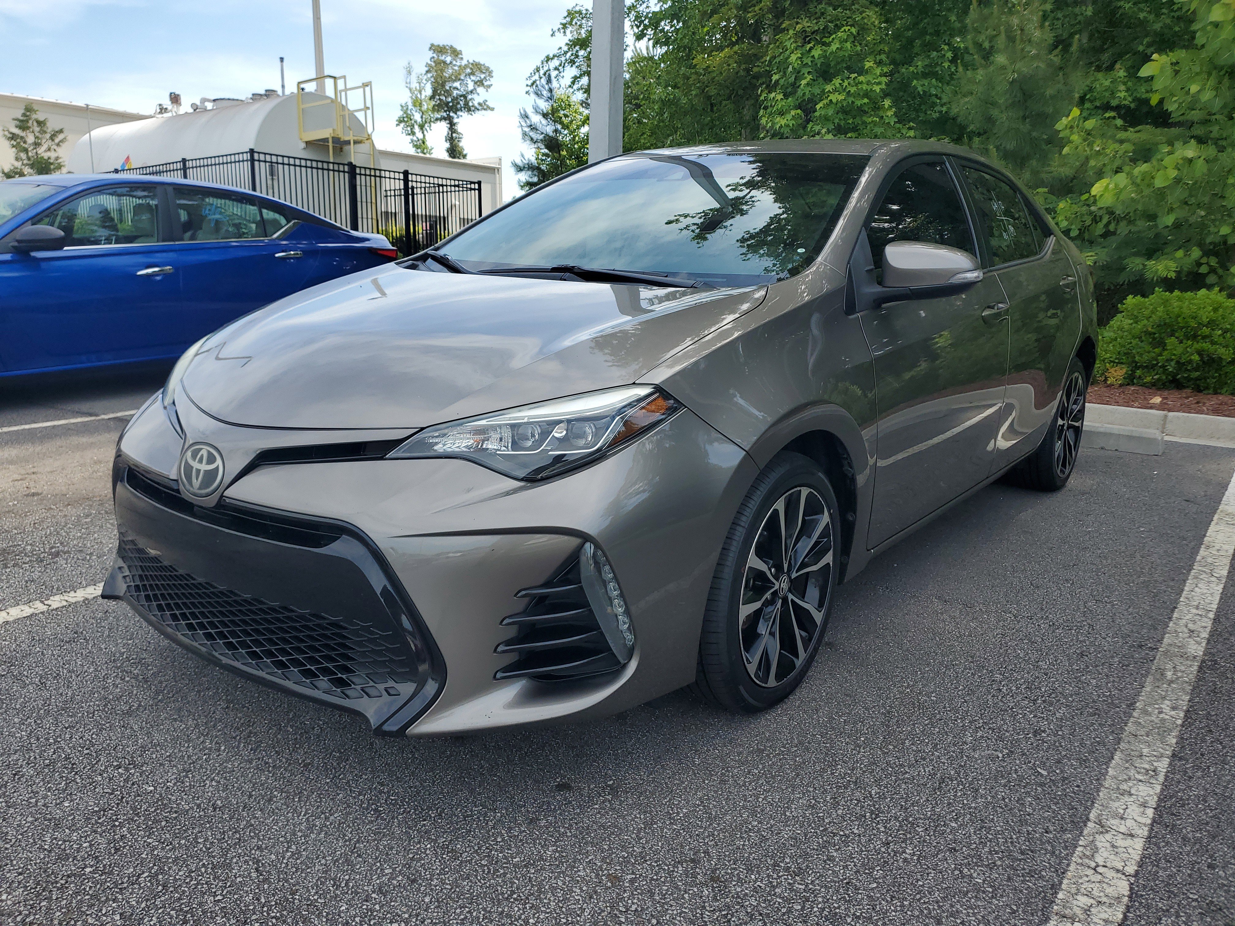 Used 2017 Toyota Corolla SE w/ SE Premium Package FWD image 3