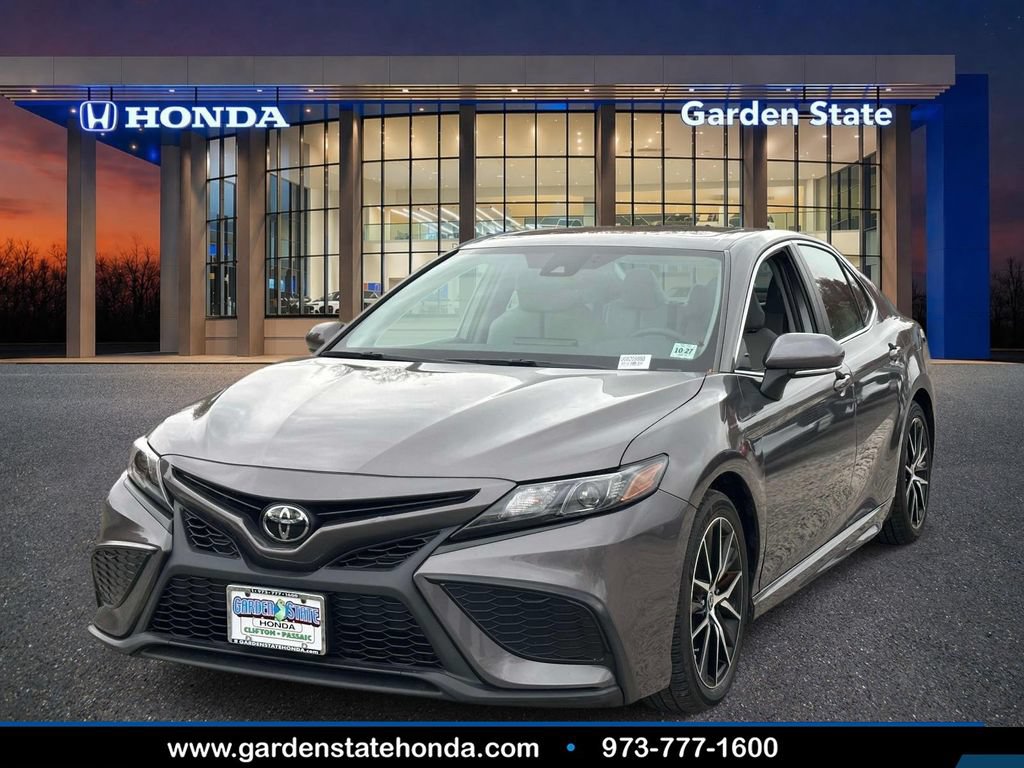 Used 2023 Toyota Camry SE w/ Cold Weather Package AWD/4WD image 1