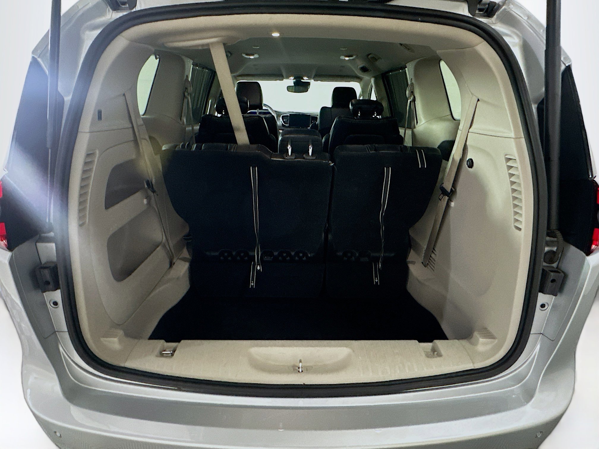 Used 2023 Chrysler Pacifica Touring-L image 29