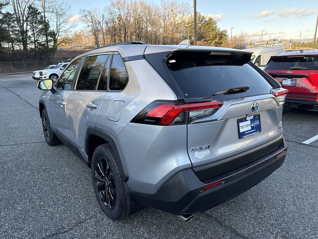 Used 2022 Toyota RAV4 XLE Premium image 5