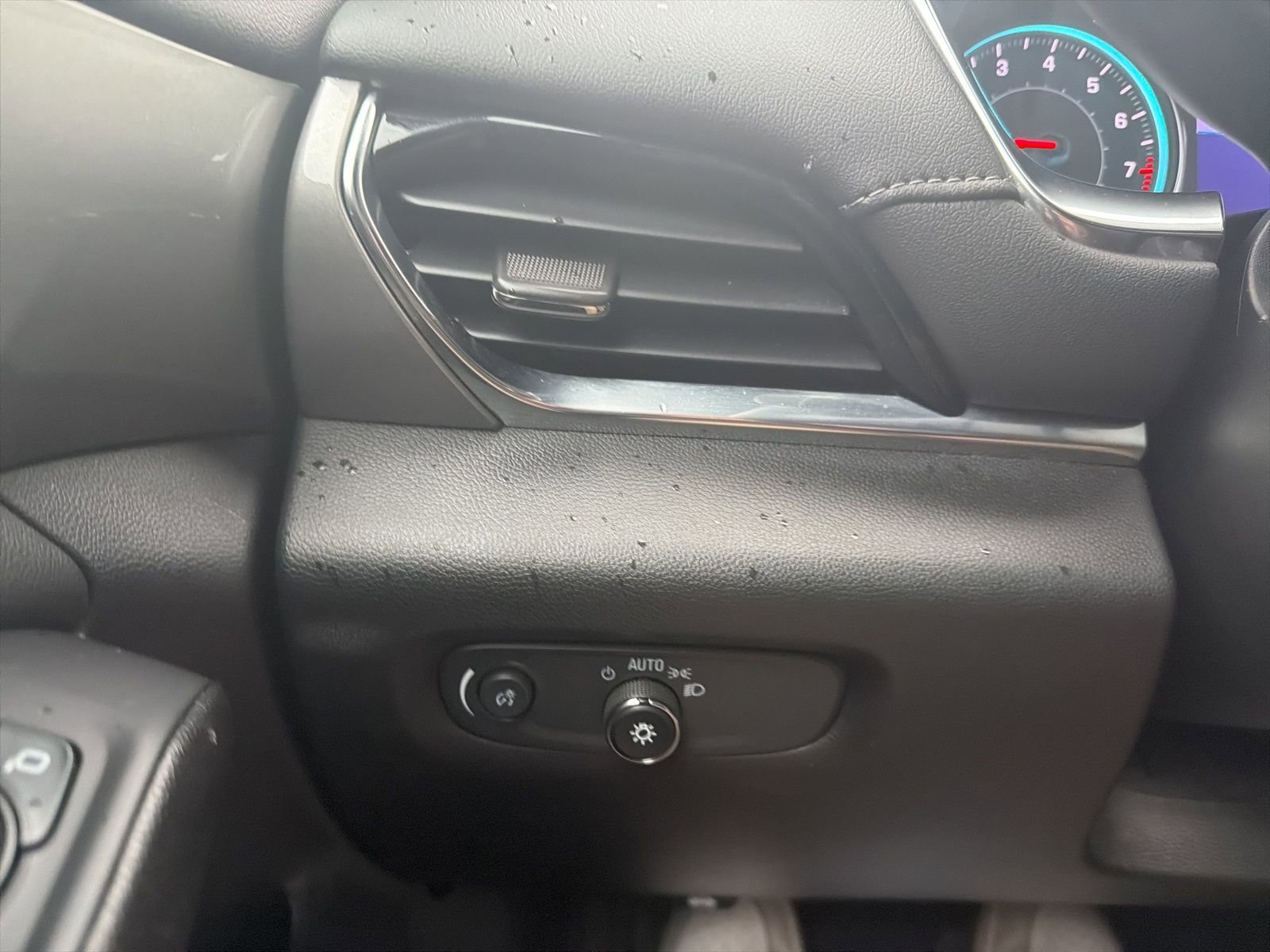 Used 2023 Chevrolet Traverse LT w/ Midnight/Sport Edition image 18