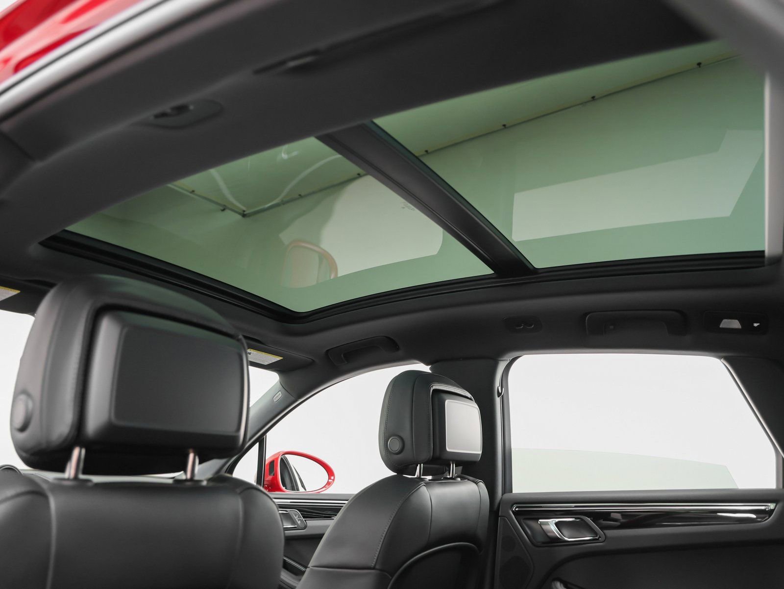 Certified 2025 Porsche Macan image 39