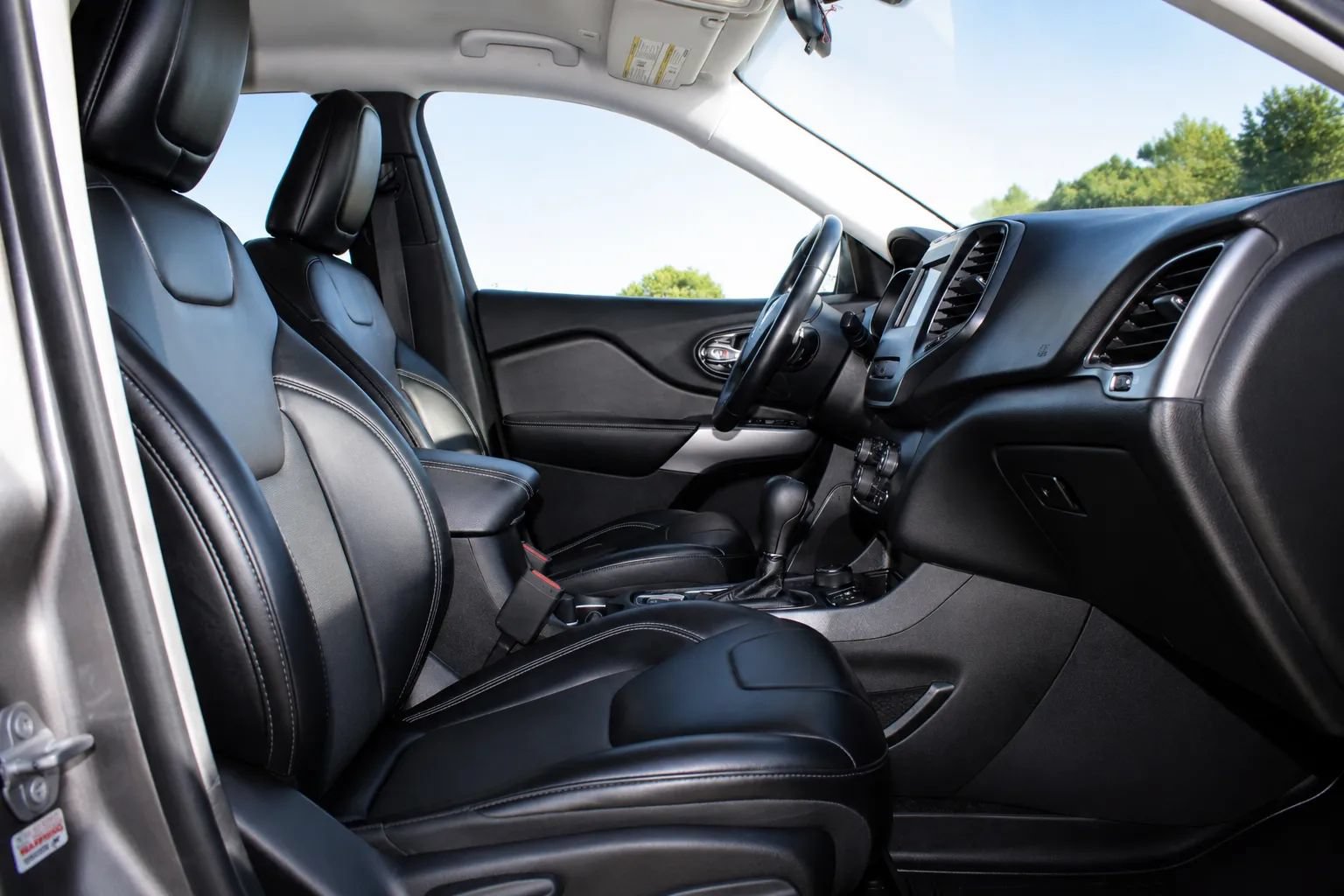 Used 2019 Jeep Cherokee Latitude Plus AWD/4WD image 17