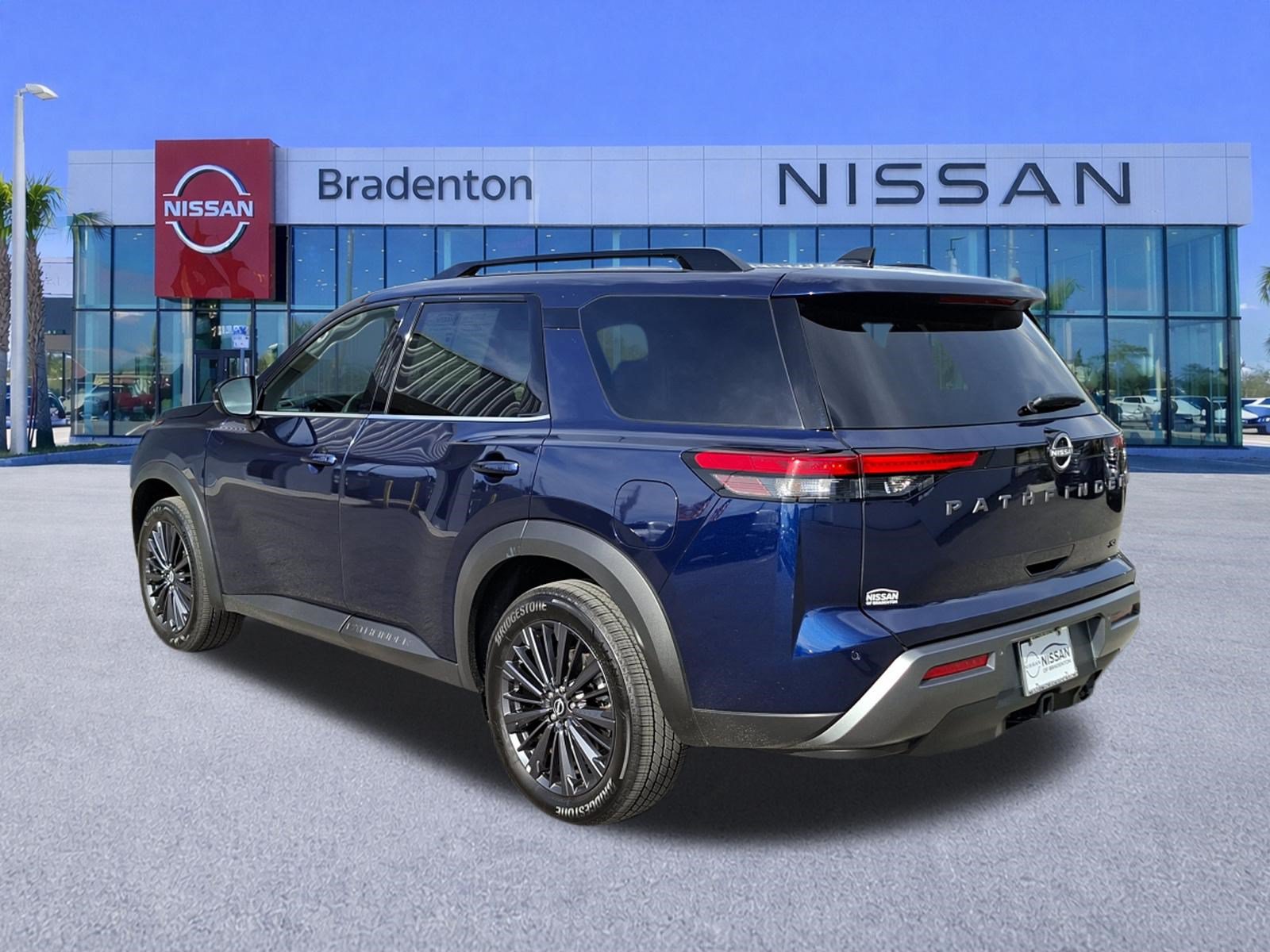 Used 2026 Nissan Pathfinder SL w/ SL Premium Package FWD image 7